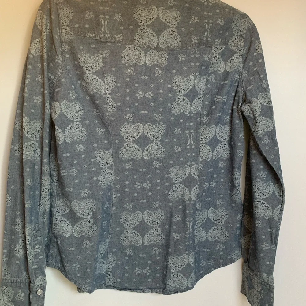 Levi’s long sleeve paisley jean colored shirt S - Picture 4 of 9